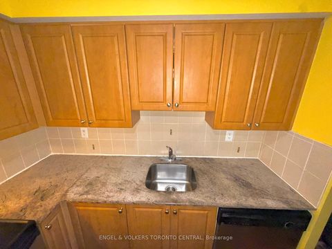 Photo 9 at 208 - 225 Wellesley Street E, South St. James Town, Toronto