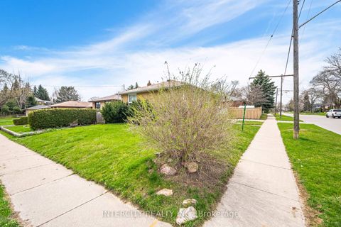 Photo 2 at 31 Munhall Road, Humber Heights, Toronto