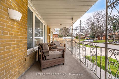 Photo 8 at 31 Munhall Road, Humber Heights, Toronto