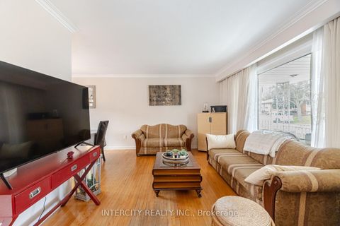 Photo 12 at 31 Munhall Road, Humber Heights, Toronto