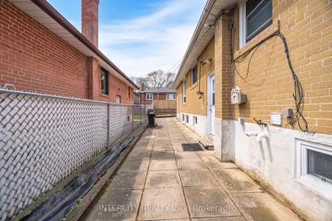 Photo 35 at 31 Munhall Road, Humber Heights, Toronto