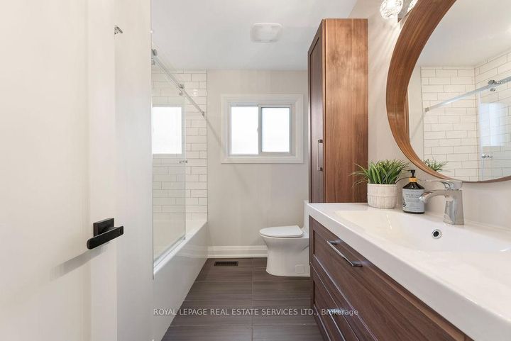 Photo 25 at 143 Speyside Drive, BR Bronte, Oakville