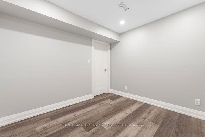 Photo 32 at 143 Speyside Drive, BR Bronte, Oakville