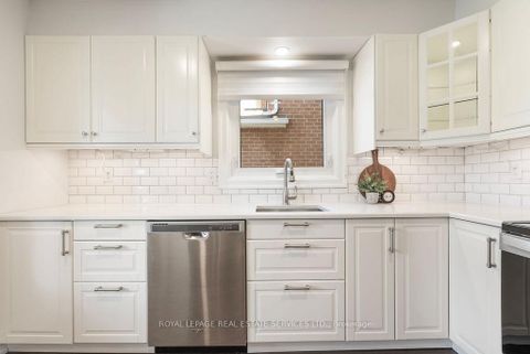 Photo 4 at 143 Speyside Drive, BR Bronte, Oakville