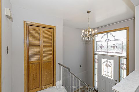 Photo 2 at 107 Hazelnut Crescent, Pleasant View, Toronto