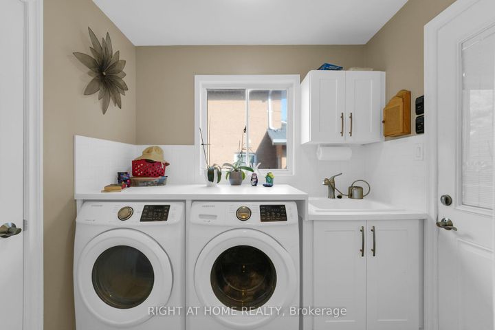 Photo 11 at 304 Rhodes Circle, Glenway Estates, Newmarket