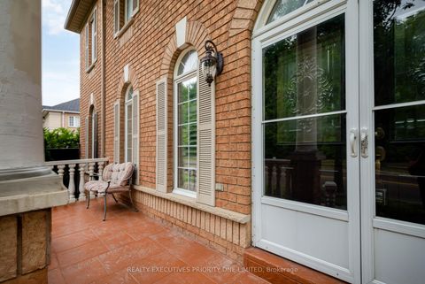 Photo 5 at 2 Foxhunt Drive, Vellore Village, Vaughan