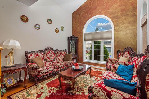 Photo 8 at 2 Foxhunt Drive, Vellore Village, Vaughan