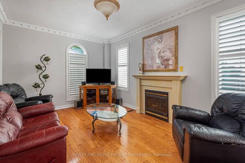 Photo 14 at 2 Foxhunt Drive, Vellore Village, Vaughan