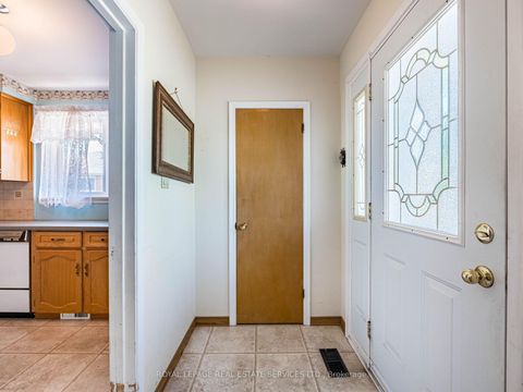Photo 4 at 15 Hughey Crescent, Ionview, Toronto