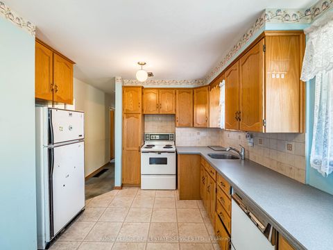 Photo 11 at 15 Hughey Crescent, Ionview, Toronto