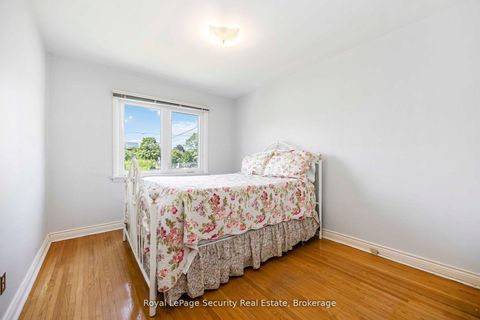 Photo 10 at 405 Rustic Road, Rustic, Toronto