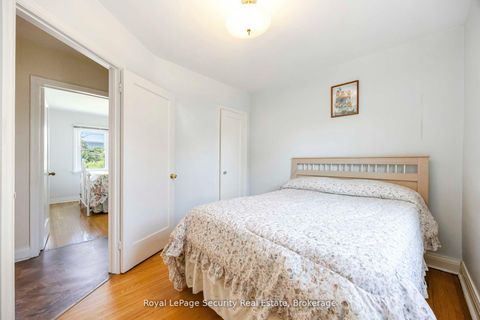 Photo 12 at 405 Rustic Road, Rustic, Toronto