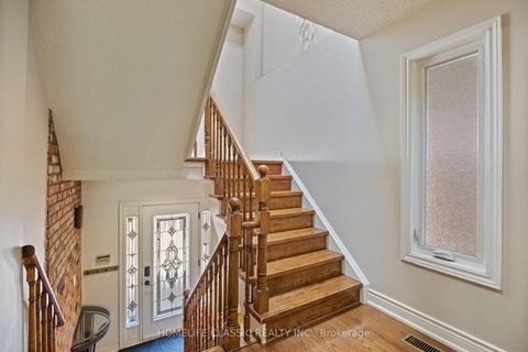 Photo 4 at 93 North Meadow Crescent, Yorkhill, Vaughan