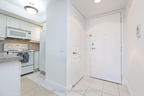 Photo 2 at 923 - 15 Northtown Way, Willowdale East, Toronto