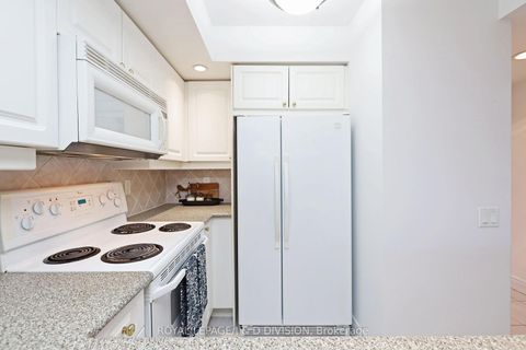 Photo 4 at 923 - 15 Northtown Way, Willowdale East, Toronto