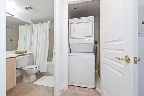 Photo 13 at 923 - 15 Northtown Way, Willowdale East, Toronto