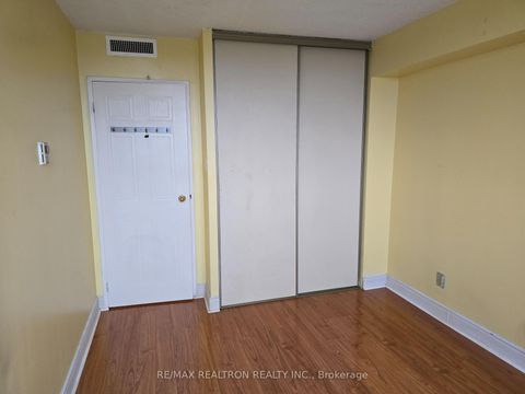 Photo 5 at 1014 - 160 Alton Tower Circle, Milliken, Toronto