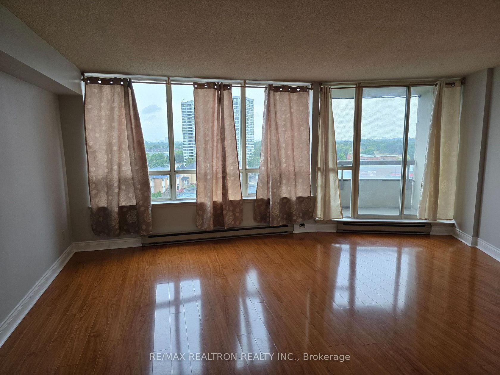 1014 - 160 Alton Tower Circle, Milliken, Toronto 