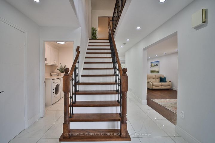 Photo 2 at 3596 Nutcracker Drive, Lisgar, Mississauga