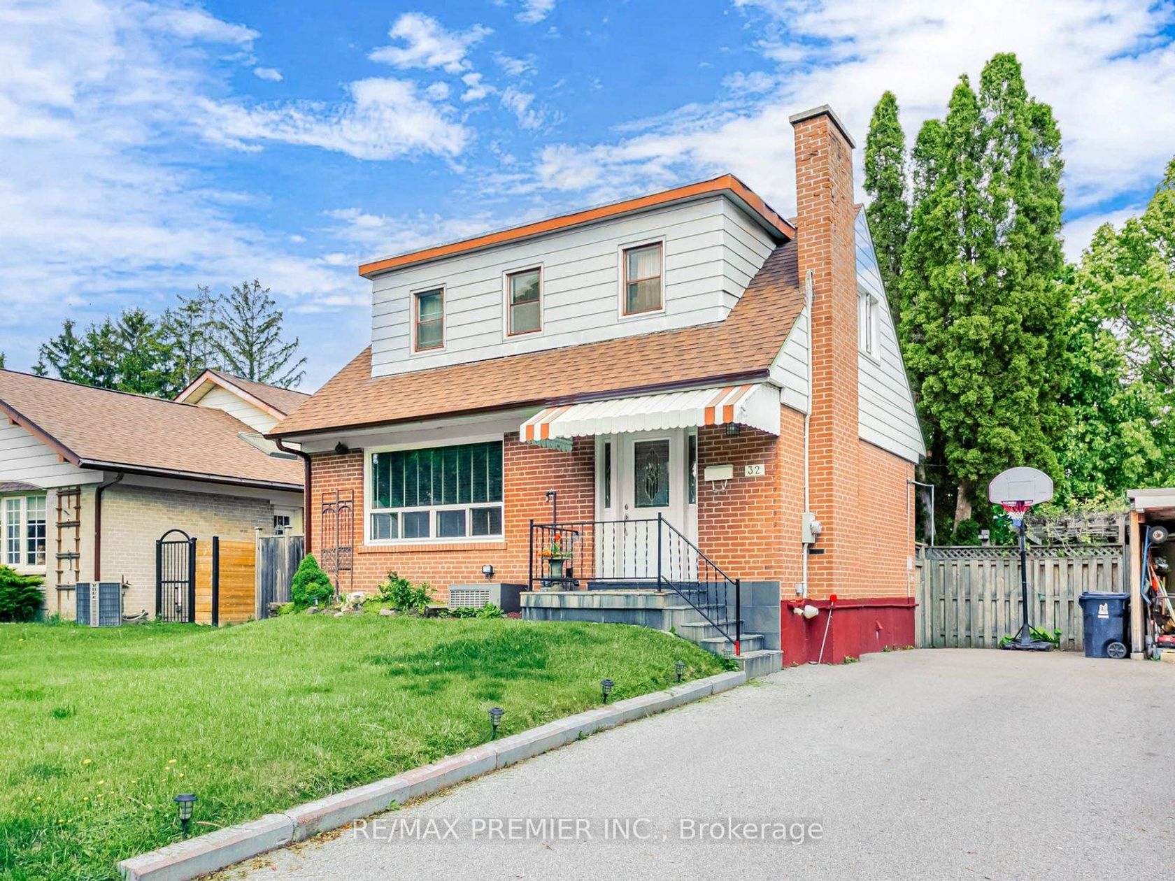 32 Genthorn Avenue, Kipling, Toronto by Loree Meneguzzi Real Estate 32 Genthorn Avenue, Kipling, Toronto