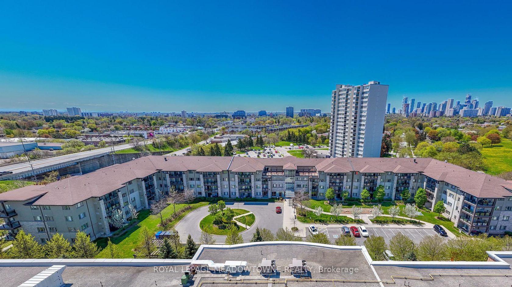 125 - 570 Lolita Gardens, Mississauga Valleys, Mississauga by Loree Meneguzzi Real Estate 125 - 570 Lolita Gardens, Mississauga Valleys, Mississauga