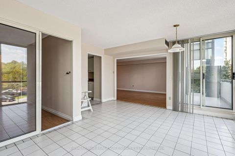 Photo 13 at 417 - 30 Harding Boulevard W, North Richvale, Richmond Hill