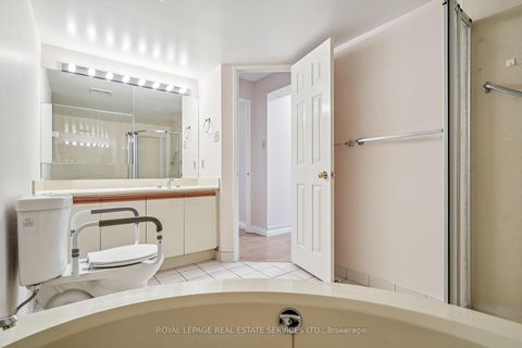 Photo 23 at 417 - 30 Harding Boulevard W, North Richvale, Richmond Hill