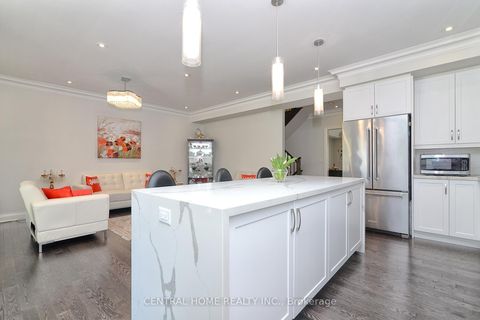 Photo 5 at 47 Divon Lane, Bayview Hill, Richmond Hill