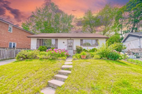Photo 9 at 108 Castle Hill Drive, L'Amoreaux, Toronto