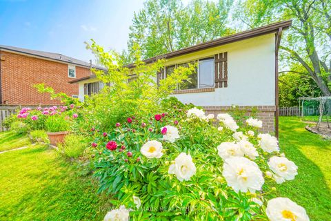 Photo 13 at 108 Castle Hill Drive, L'Amoreaux, Toronto