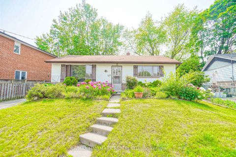 Photo 17 at 108 Castle Hill Drive, L'Amoreaux, Toronto
