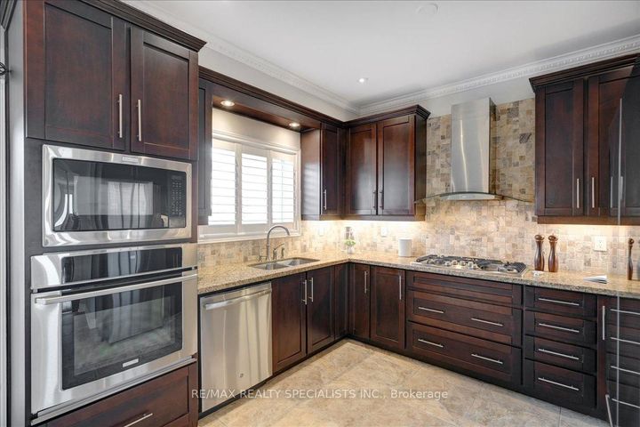 Photo 3 at 104 Earlsbridge Boulevard, Fletcher's Meadow, Brampton