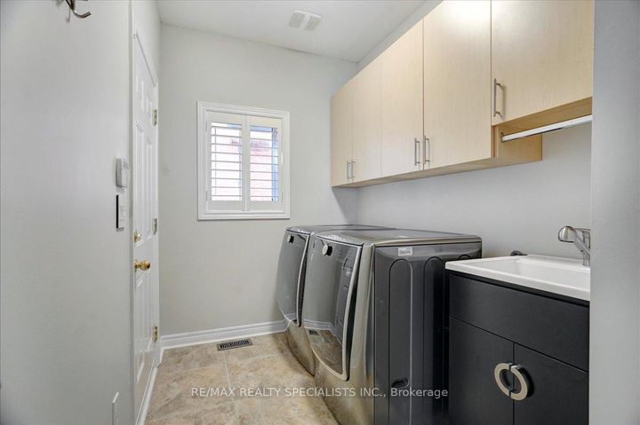 Photo 5 at 104 Earlsbridge Boulevard, Fletcher's Meadow, Brampton