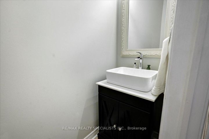 Photo 6 at 104 Earlsbridge Boulevard, Fletcher's Meadow, Brampton