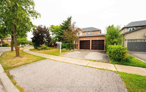 Photo 2 at 25 Grampian Avenue, Maple, Vaughan