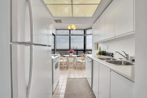 Photo 12 at 903 - 7440 Bathurst Street, Brownridge, Vaughan