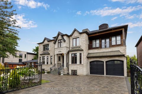 Photo 1 at 2 Poplar Drive, Oak Ridges, Richmond Hill