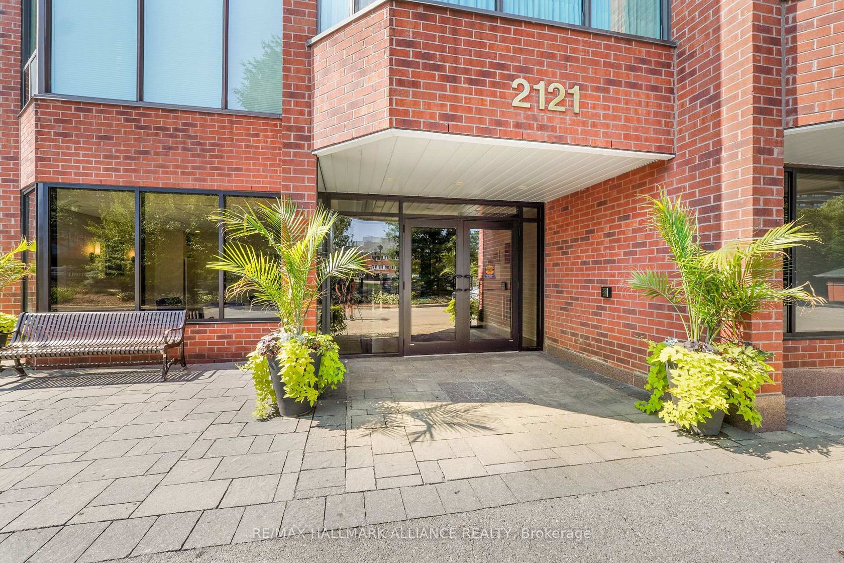 205 - 2121 Lakeshore Road, Brant, Burlington by Loree Meneguzzi Real Estate 205 - 2121 Lakeshore Road, Brant, Burlington