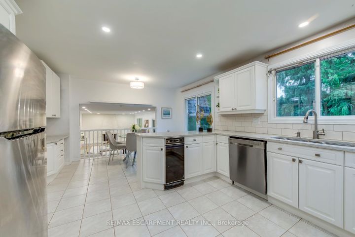 Photo 15 at 170 Cavendish Court, MO Morrison, Oakville