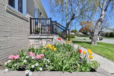 Photo 2 at 154 Tower Drive, Maryvale, Toronto