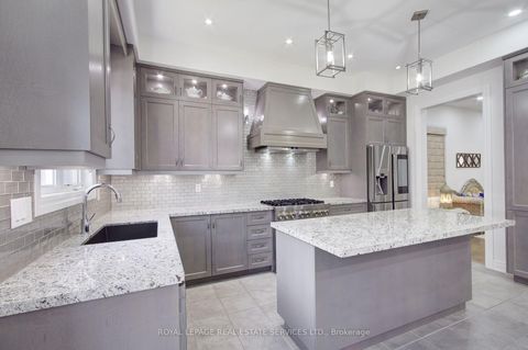 Photo 7 at 48 Viva Gardens, GO Glenorchy, Oakville