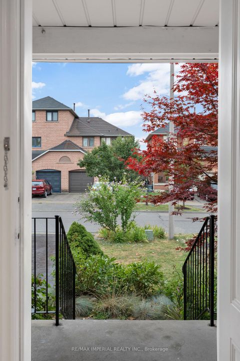 Photo 3 at 99 Islay Crescent, Maple, Vaughan Photo 3 at 99 Islay Crescent, Maple, Vaughan