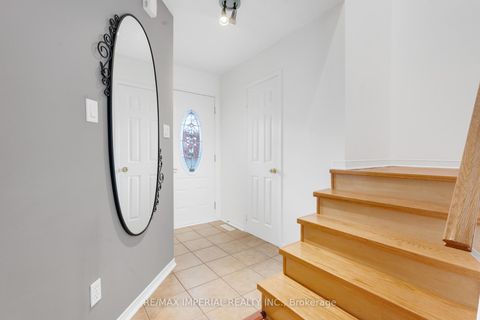 Photo 4 at 99 Islay Crescent, Maple, Vaughan