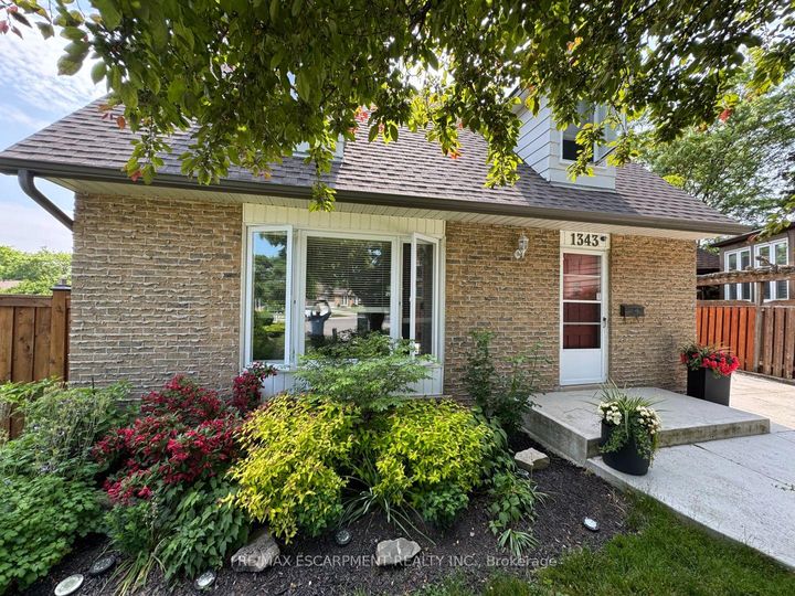 Photo 1 at 1343 JANINA Boulevard, Tyandaga, Burlington