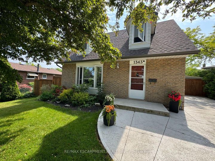 Photo 2 at 1343 JANINA Boulevard, Tyandaga, Burlington