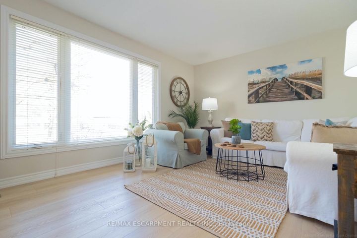 Photo 4 at 1343 JANINA Boulevard, Tyandaga, Burlington
