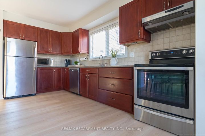 Photo 7 at 1343 JANINA Boulevard, Tyandaga, Burlington