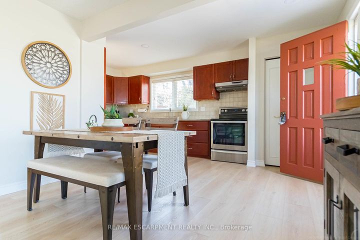 Photo 8 at 1343 JANINA Boulevard, Tyandaga, Burlington