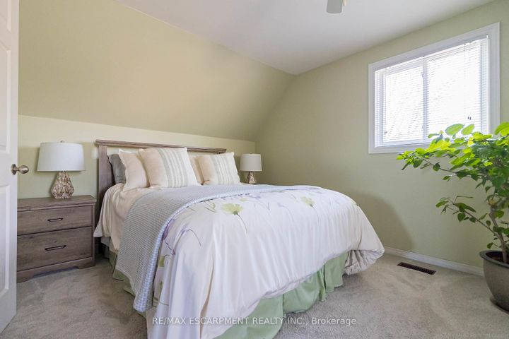 Photo 13 at 1343 JANINA Boulevard, Tyandaga, Burlington